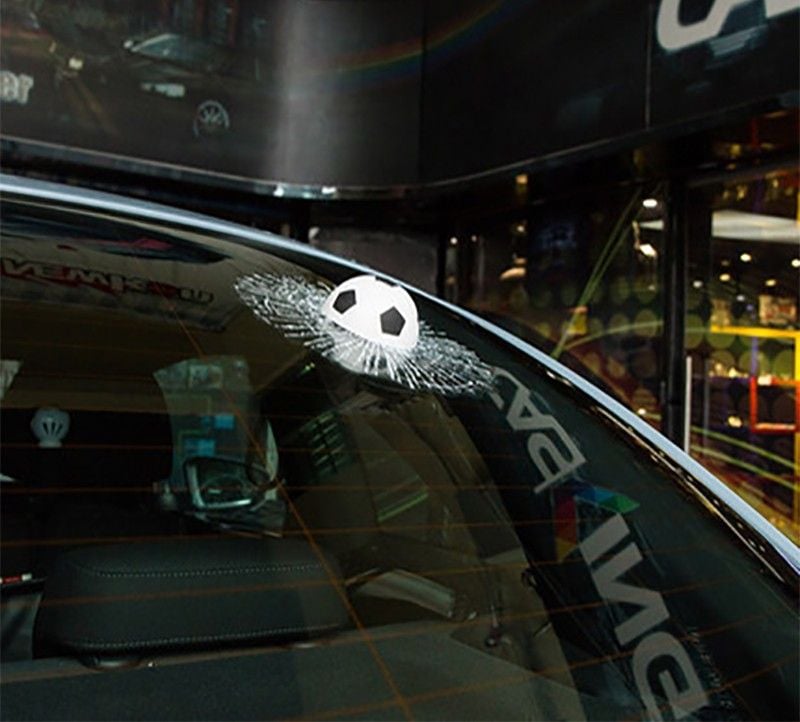Cool 3D auto naljepnica- nogometna lopta- razbijeno staklo