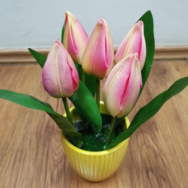Umjetni tulipani u tegli