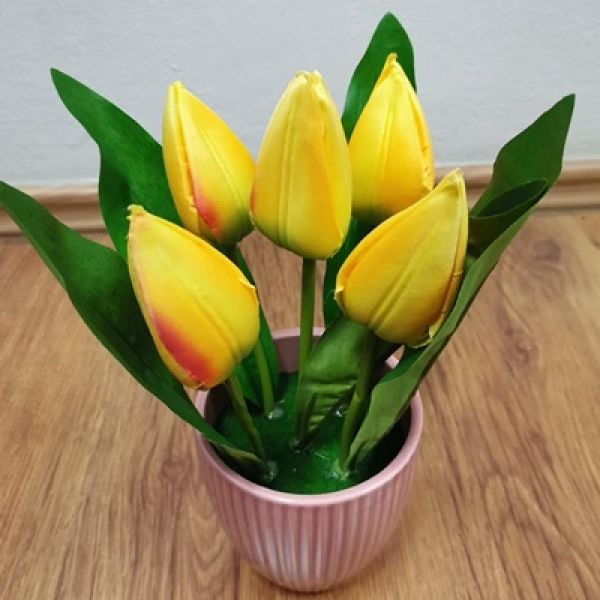 Umjetni tulipani u tegli