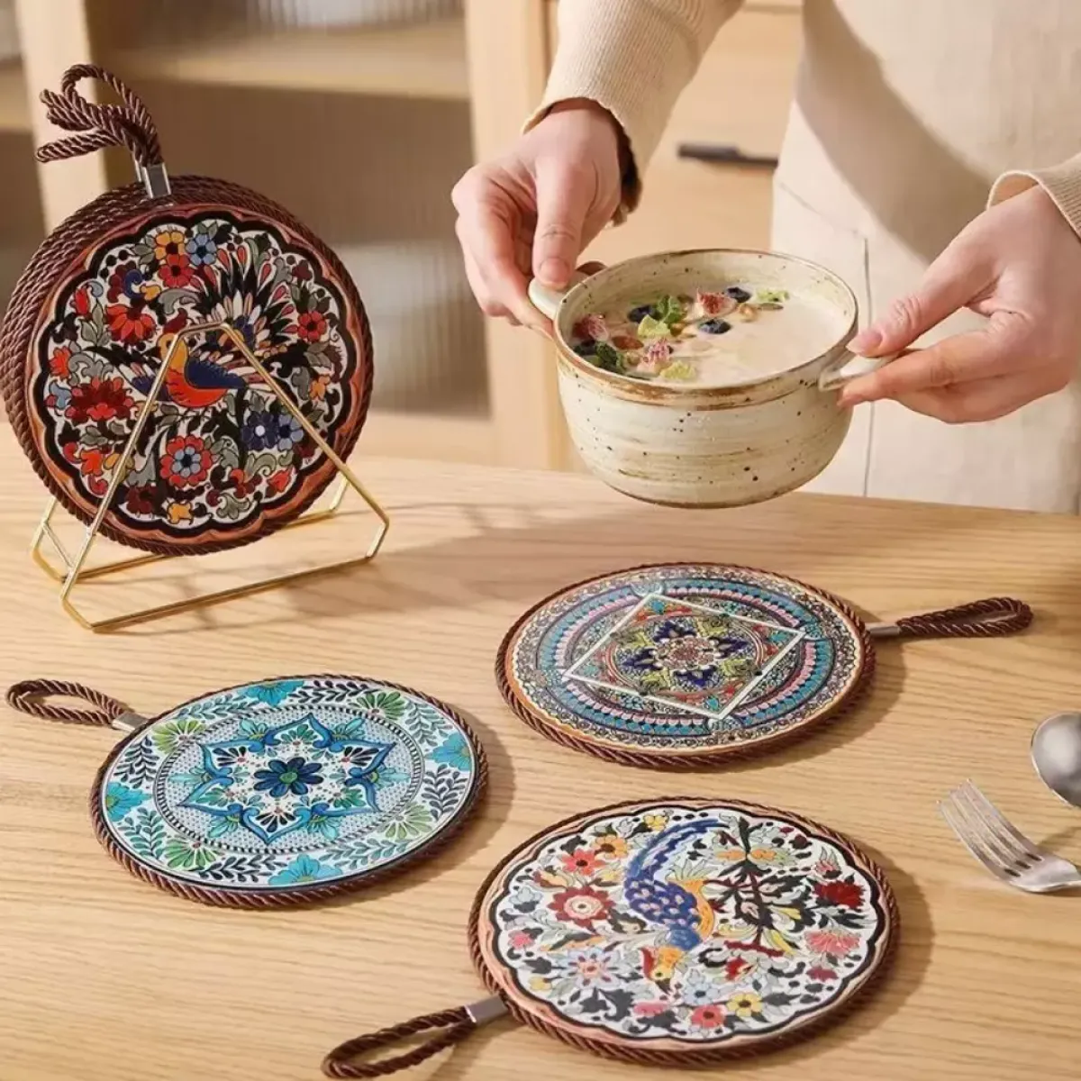 Keramični podstavek za lonce in krožnike – odporen na vročino