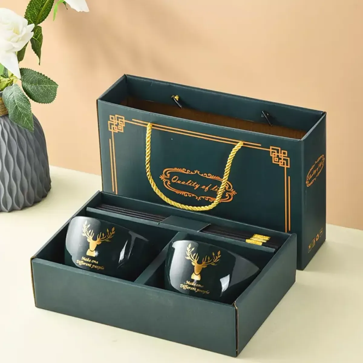 Elegantan poklon set – keramičke šalice i štapići u luksuznoj kutiji 