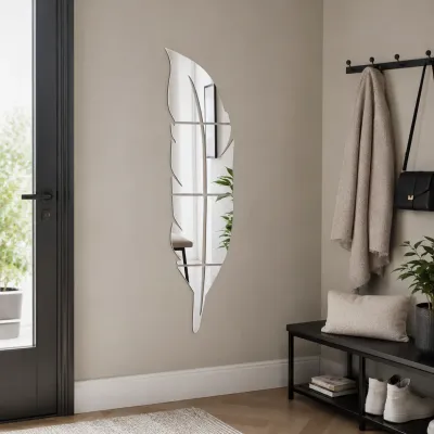 Zrcalna naljepnica za zid u obliku pera 75 x 20 cm u modernom hodniku
